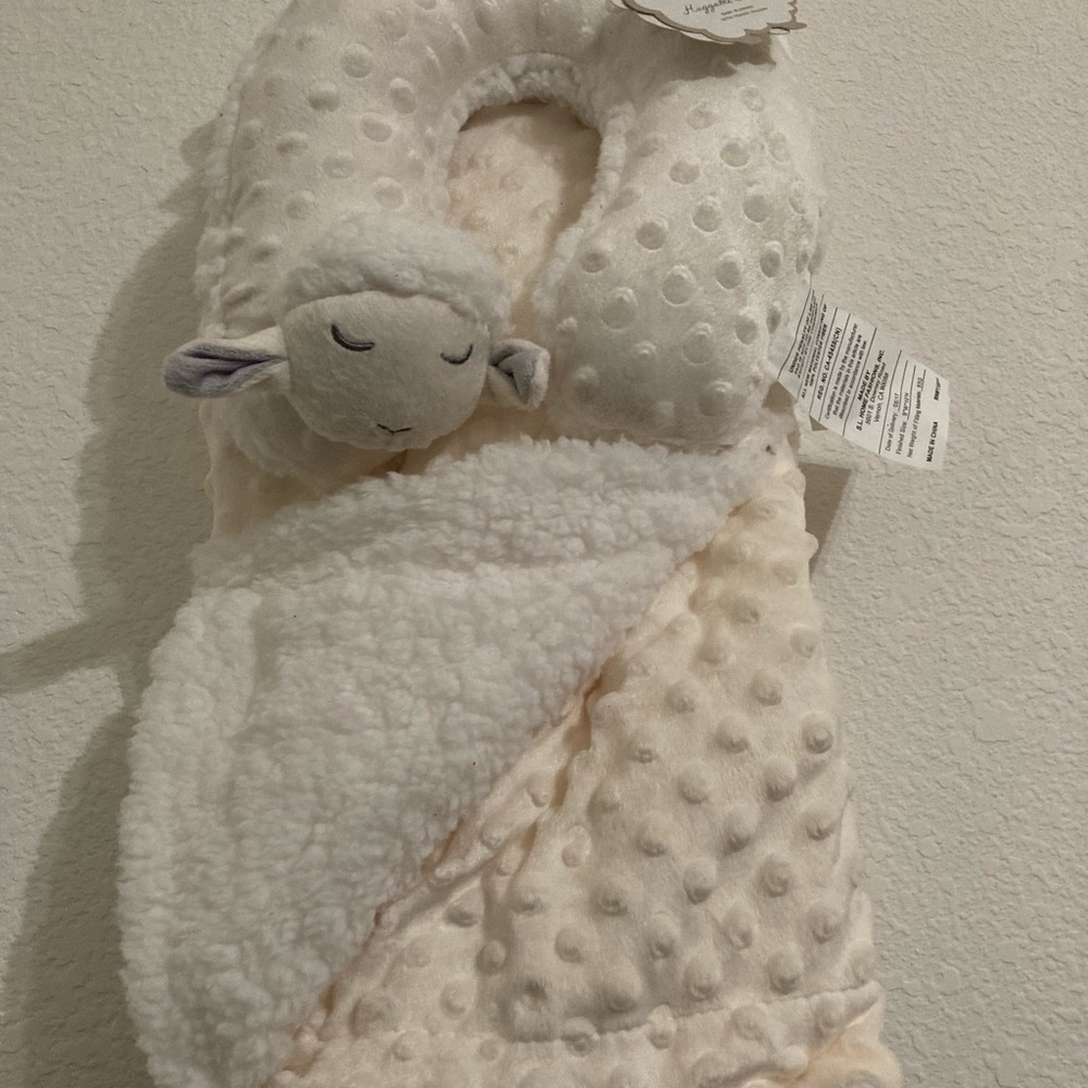 Beautiful off-white baby blanket and pillow set